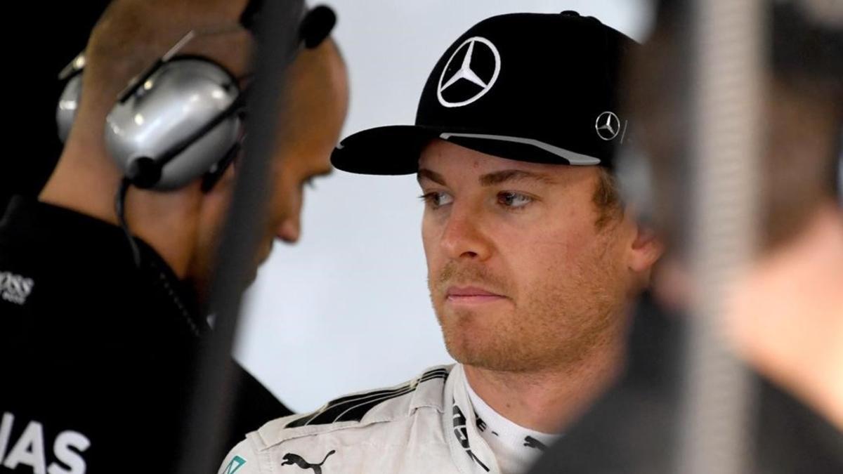 Nico Rosberg, en el interior del box de Mercedes en Suzuka.