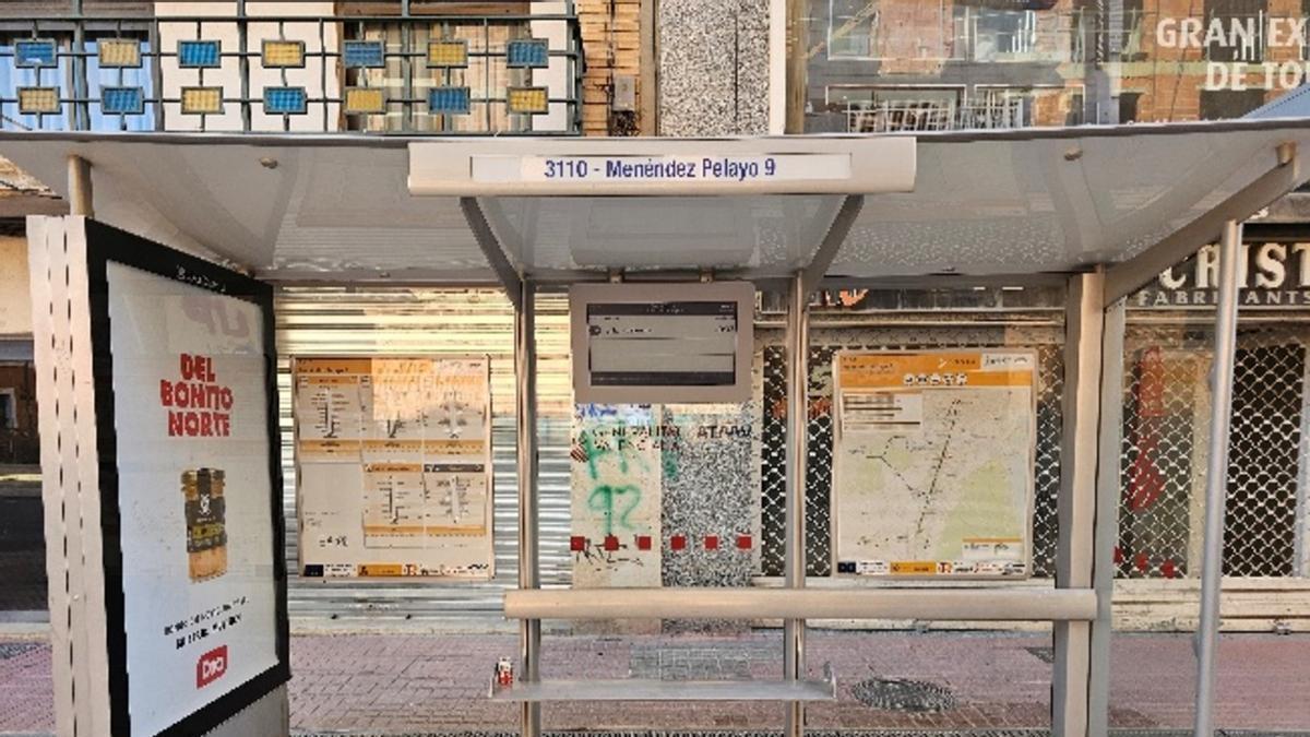 Marquesina renovada en la parada Menéndez Pelayo de Alfafar.