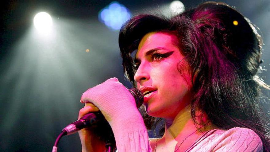 Fotografia de archivo del 25 de octubre de 2007 que muestra a la cantante británica Amy Winehouse durante una actuación en el Volkshaus de Zurich, Suiza. EFE/STEFFEN SCHMIDT