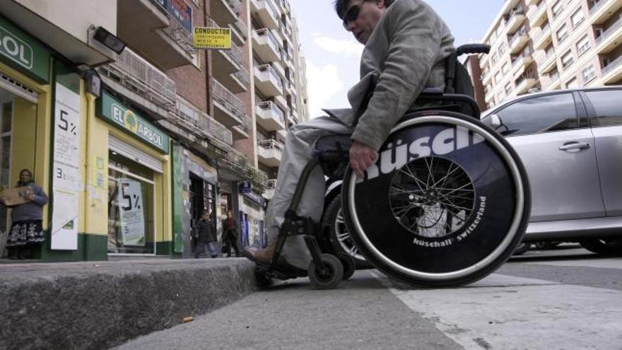 Santiago Belver Diego, en un paso de cebra en las Tres Cruces sin rebaje de bordillo.