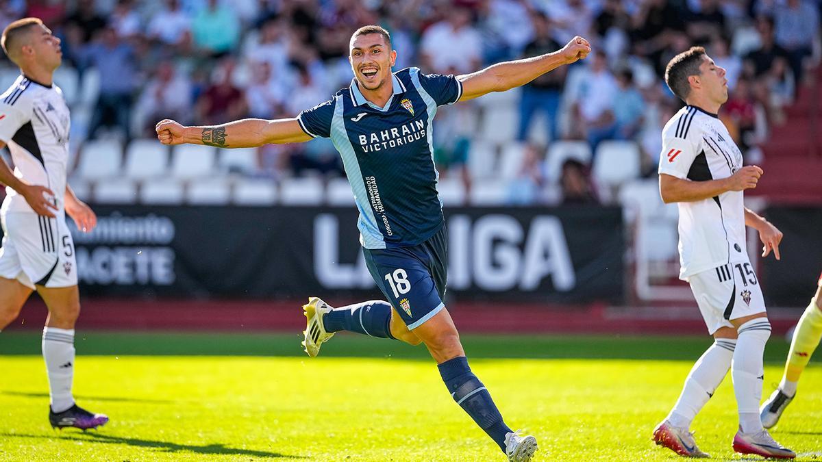 Adrián Fuentes, en la celebración de su gol ante el Albacete.