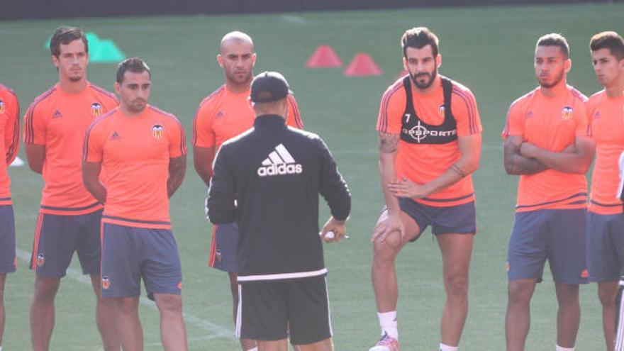 Nuno vuelve a hablar con sus jugadores antes de la sesión