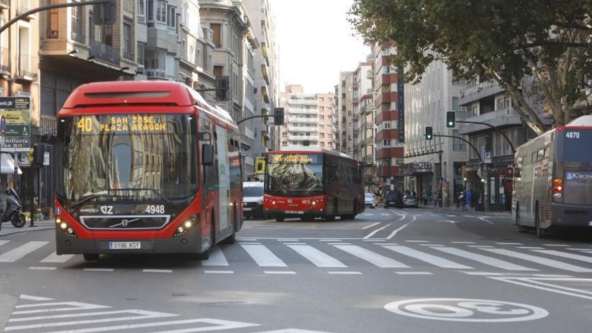 Tres autobuses urbanos coinciden en el Coso de Zaragoza, una de las principales arterias de la ciudad.  | ANDREEA VORNICU