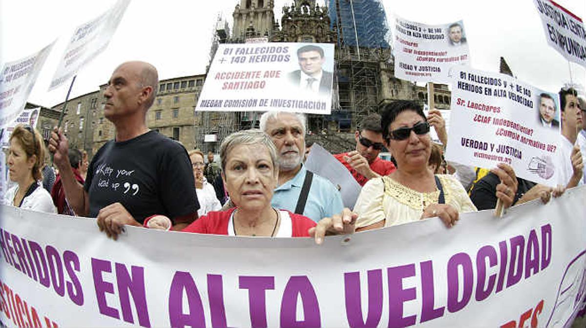 Decenas de personas, muchos de ellos familiares y víctimas del accidente del Alvia ocurrido en julio de 2013, se han concentrado esta mañana ante los juzgados de Santiago de Compostela, donde el juez dio por concluida la instrucción con el maquinista como único imputado, algo que no ha gustado nada a las víctimas.