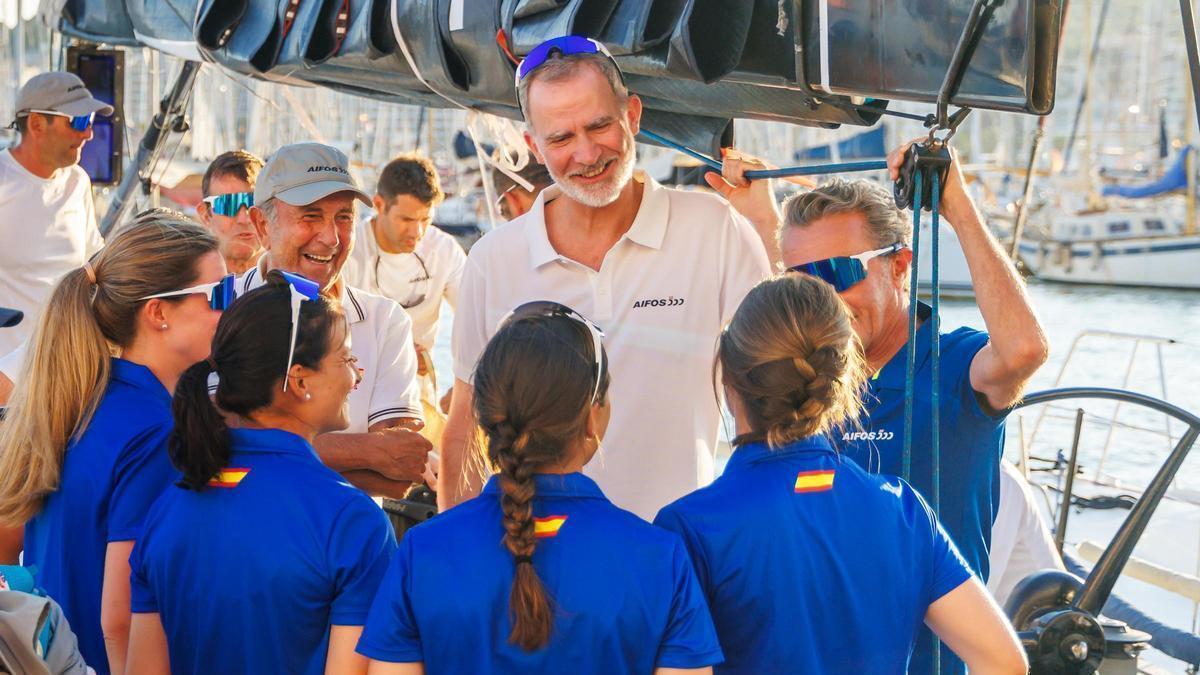 El rey Felipe VI conversa con la primera tripulación femenina de la Armada, que el año pasado compitió en la regata en la clase Women’s Cup