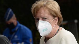 La UE sigue buscando un acuerdo para la recuperación y reanudará la cumbre este lunes. En la foto, Angela Merkel abandona la reunión, el domingo por la noche.