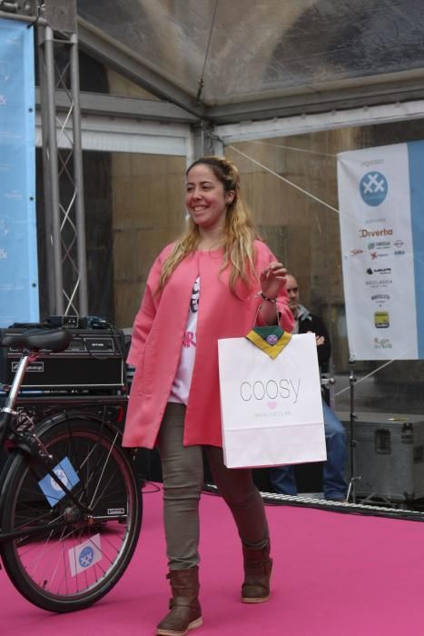 Desfile de moda en la plaza Mayor y posterior salida en bici recorriendo Gijón