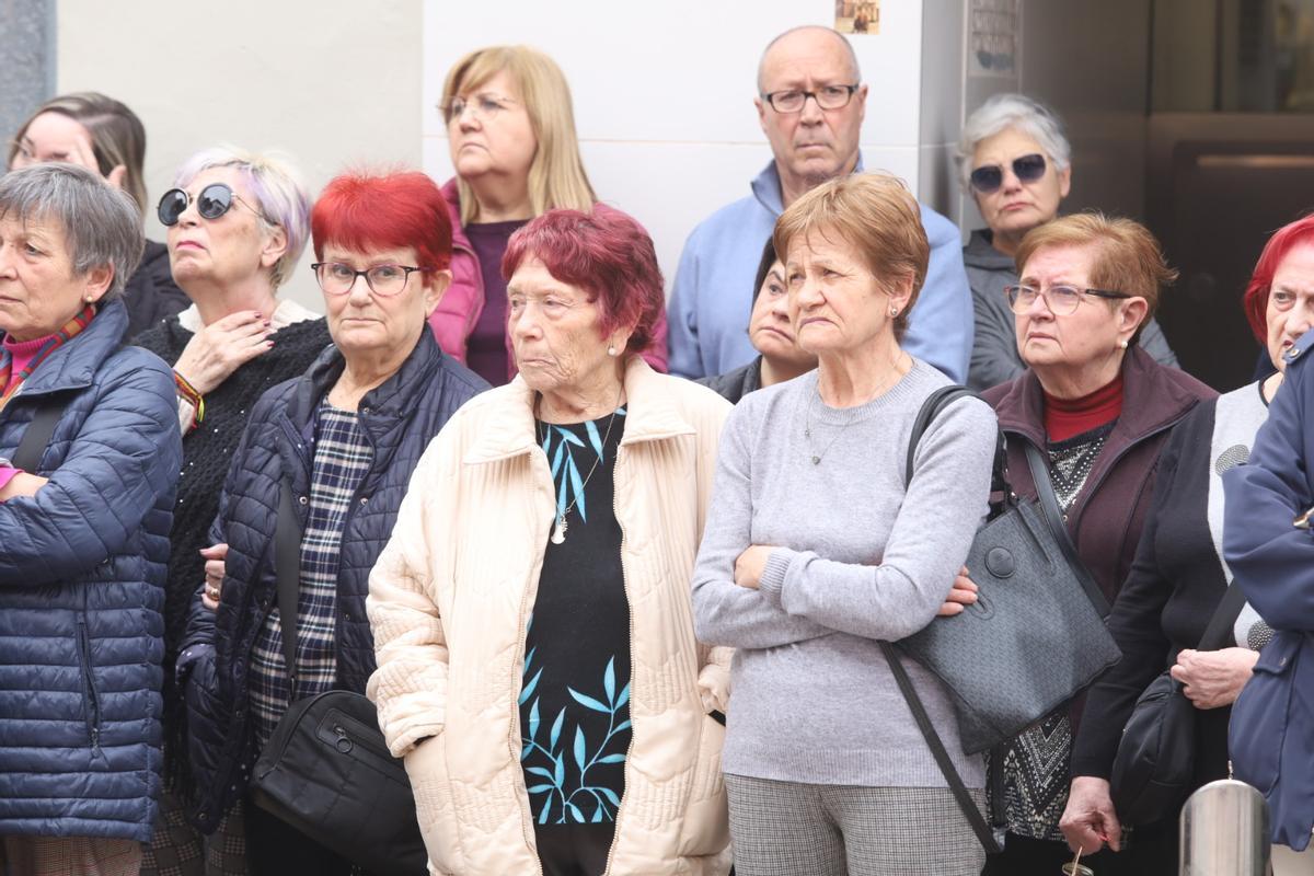 Imágenes del minuto de silencio en Xilxes en recuerdo de la mujer y la niña asesinadas