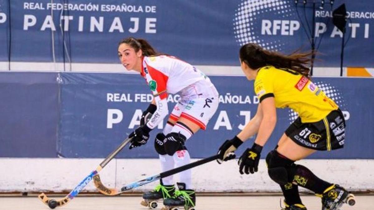 Marta Piquero conduce la bola durante la semifinal de la Supercopa contra el Palau.