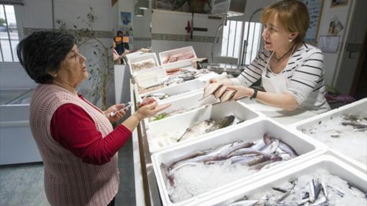 Elena Almagro compra en la pescadería de Adela, que tuitea sus ofertas diarias.