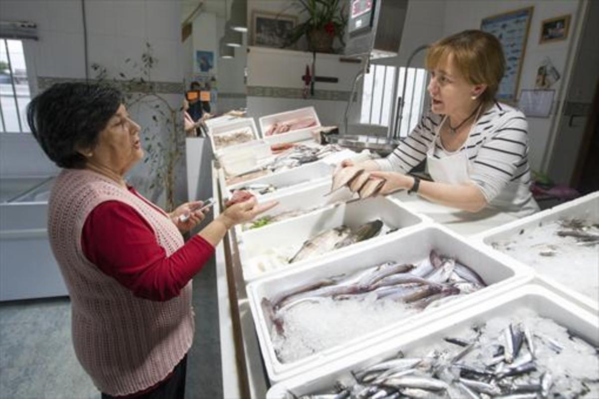 Elena Almagro compra en la pescadería de Adela, que tuitea sus ofertas diarias.
