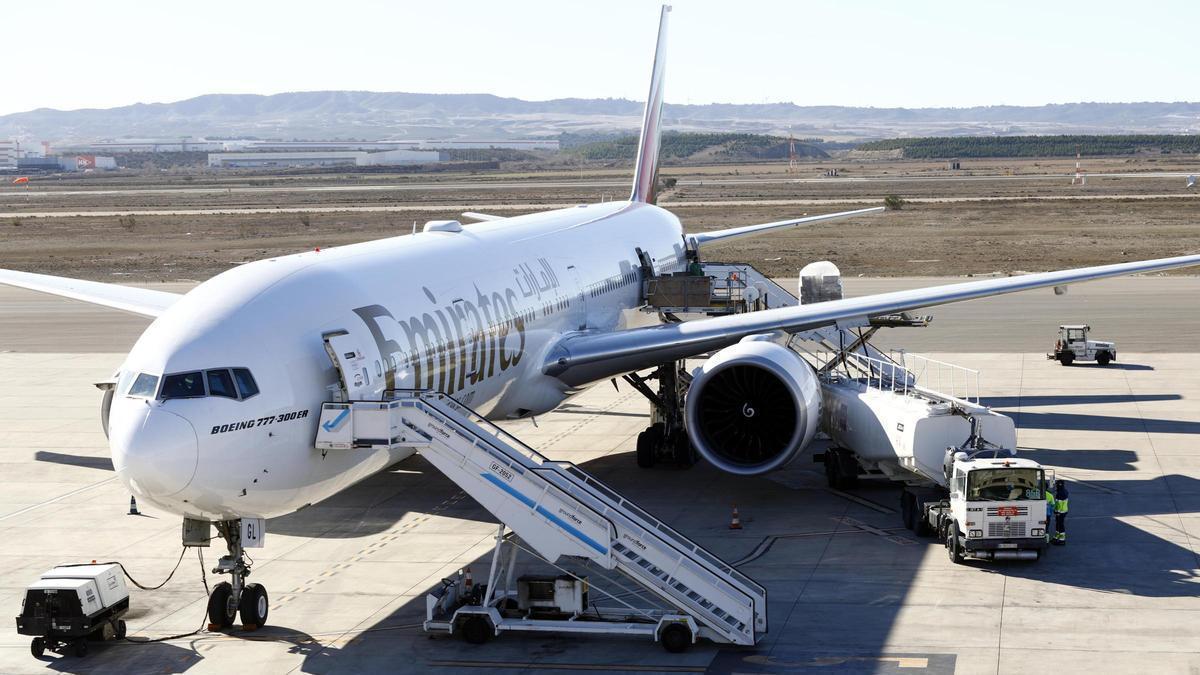 Un avión carguero de la compañía Emirates Cargo, en el aeropuerto de Zaragoza preparando su despegue, en una imagen de archivo.