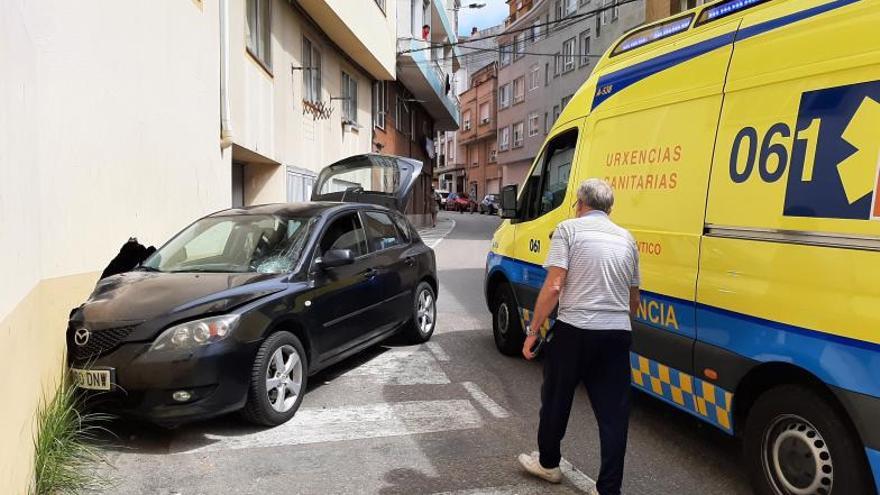 Los servicios de emergencia trasladan ayer a la mujer herida en el accidente. | GONZALO NÚÑEZ