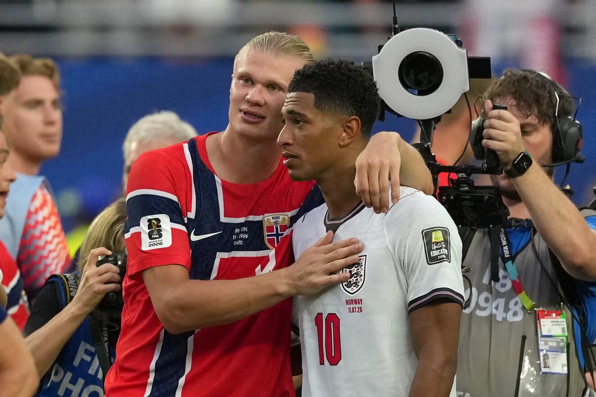 Erling Haaland abraza a Jude Bellingham tras el triunfo de Inglaterra