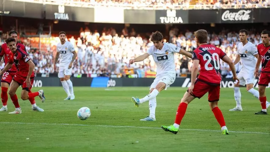 Resumen, goles y Highlights del Valencia 1 - 1 Rayo Vallecano de la jornada 36 de LaLiga EA Sports