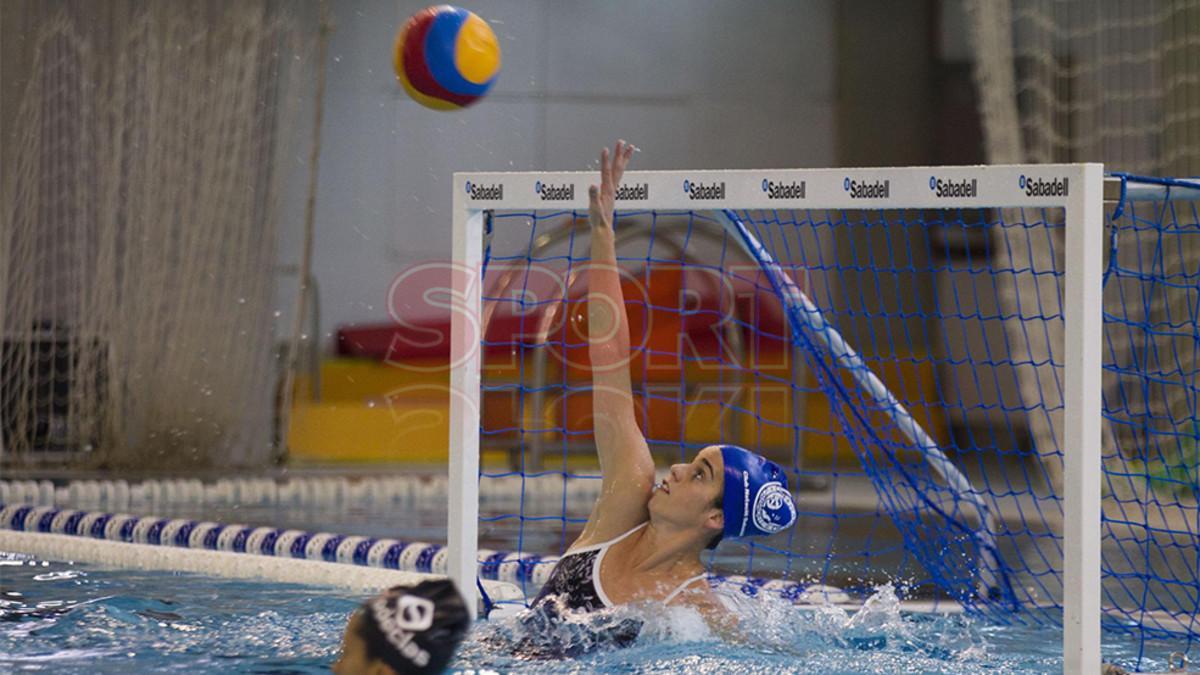 Las futbolistas del Barça se divirtieron en su visita a las waterpolistas del CN Sabadell