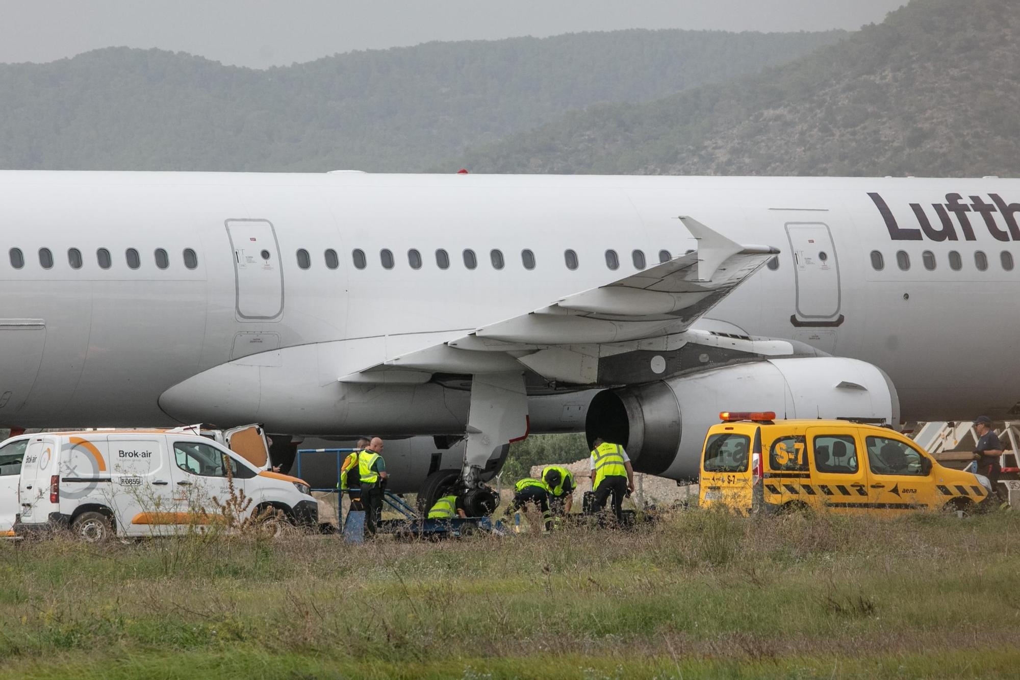 Mira aquí todas las imágenes del avión que bloquea el aeropuerto de Ibiza