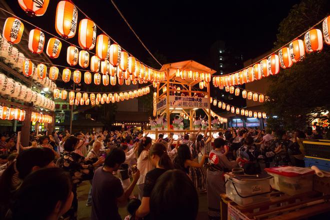 Celebración del festival de Obon en Japón