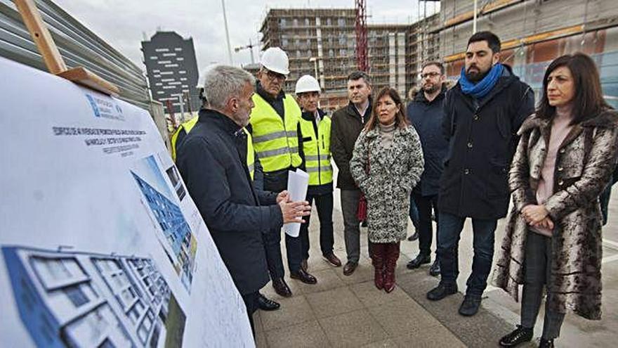 La conselleira Ángeles Vázquez, a la derecha, en una visita en diciembre a las obras.