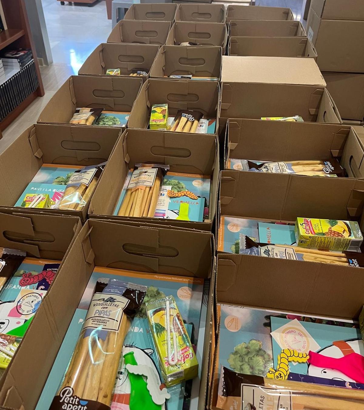 Cajas literarias que reparte la Pobla Llarga a los nacidos en 2019.