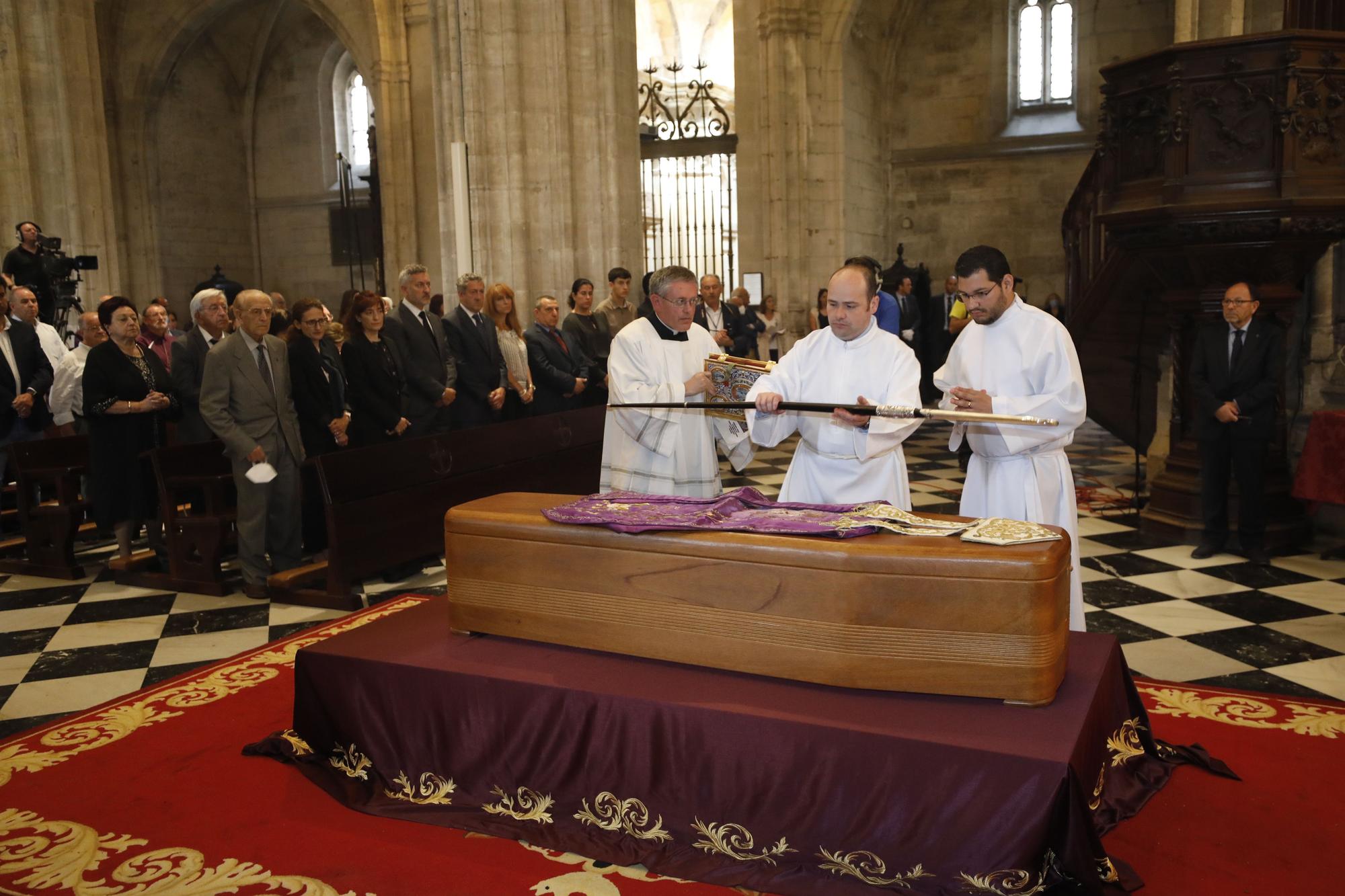 EN IMÁGENES: Asturias despide a Gabino Díaz Merchán en un multitudinario funeral en la Catedral de Oviedo