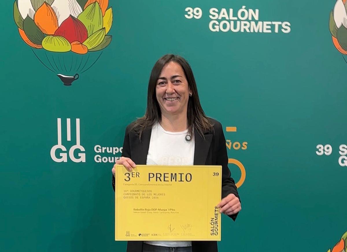 Cristina González posa con el reconocimiento.