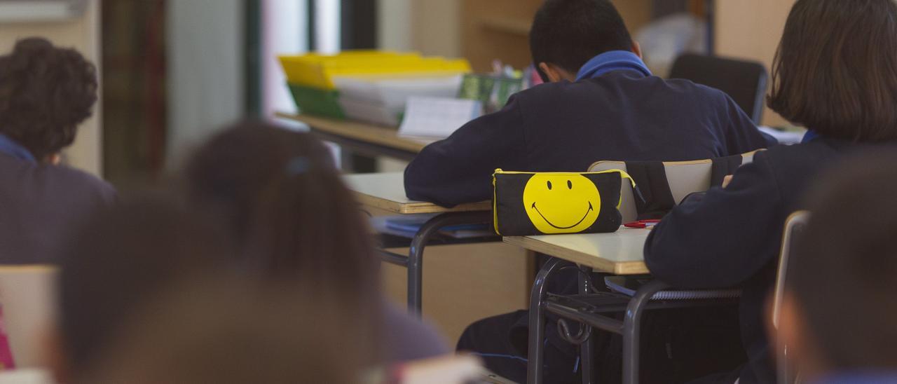 Alumnos en un aula escolar.