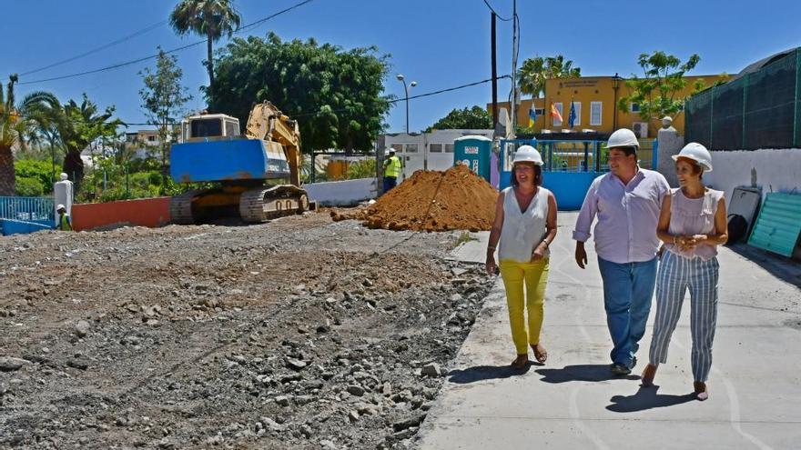 Por la izquierda, Pino González, Mencey Navarro y Onalia Bueno, durante la visita a las obras.