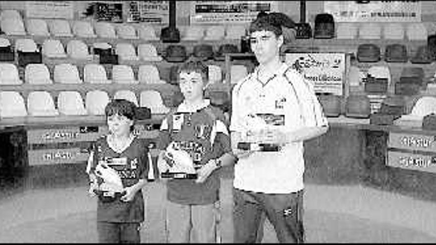 De izquierda a derecha, Naveda (Villa Noreña), Javi Coto (Prau Hueria) y Luis (Villa Noreña), recientemente coronados campeones del Circuito Torrevieja.
