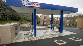 La Xunta inspecciona el estado de los depósitos de carburante de la gasolinera de Brandía