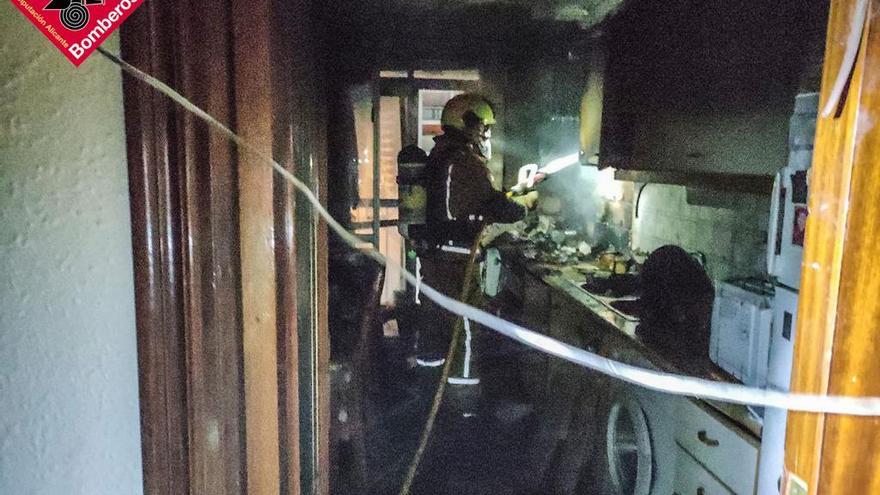 Una explosión de gas en un edificio de Benidorm rompe cristaleras y obliga a evacuar a los vecinos