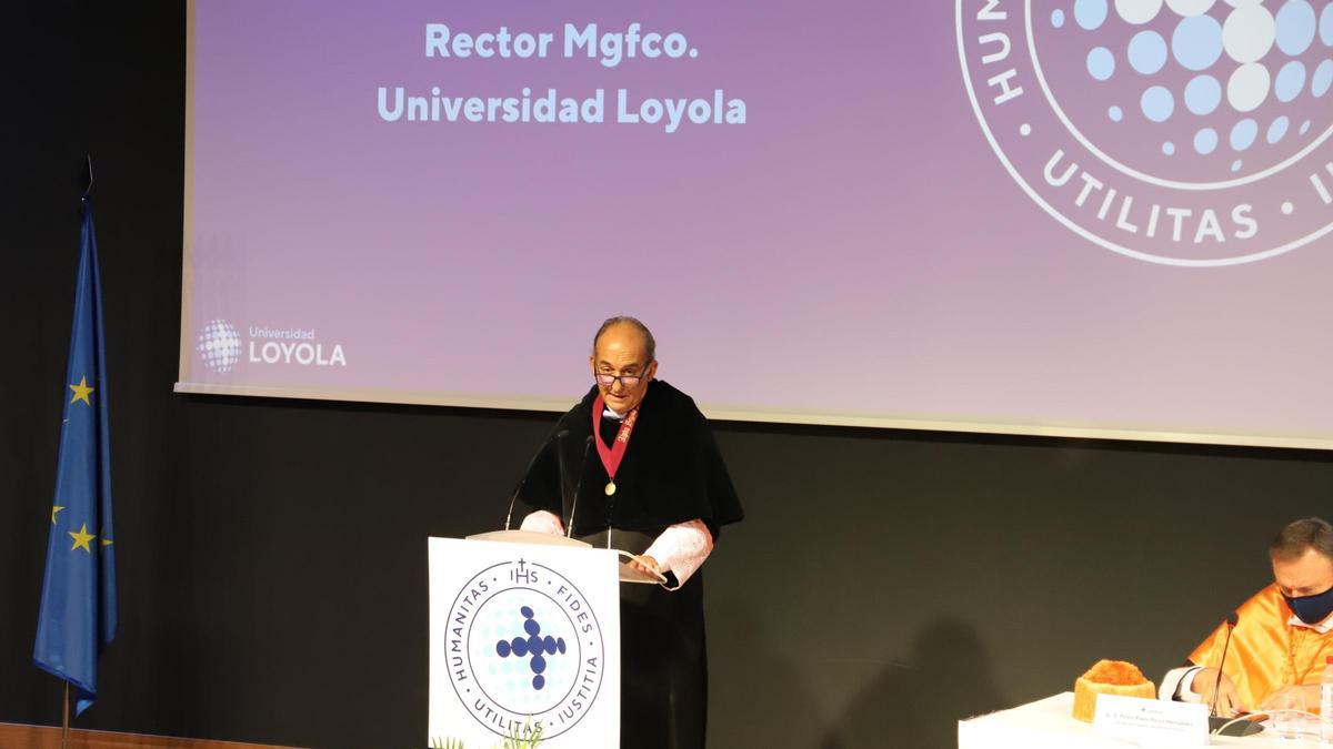 El rector de la Universidad Loyola, Gabriel Pérez Alcalá durante su discurso inagural.