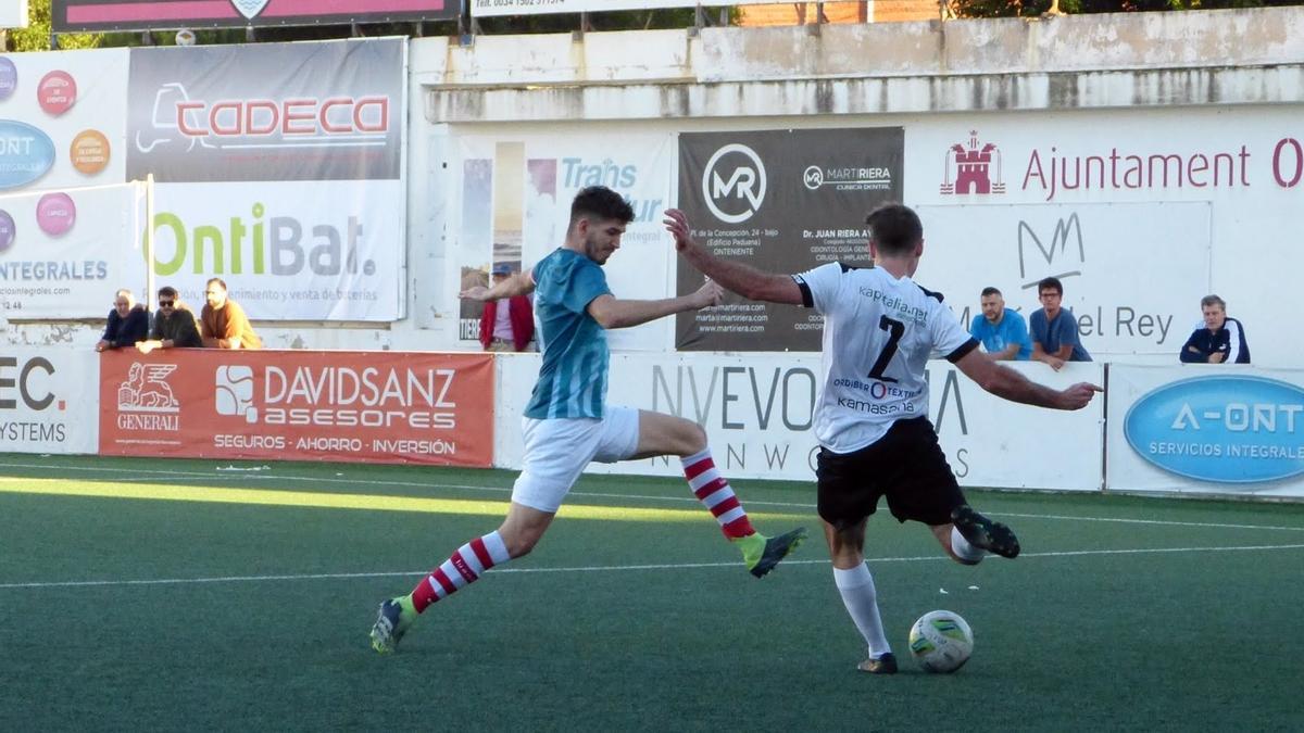 Un jugador del Ontinyent 1931 disputa un balón contra un contrario del CF Cullera.