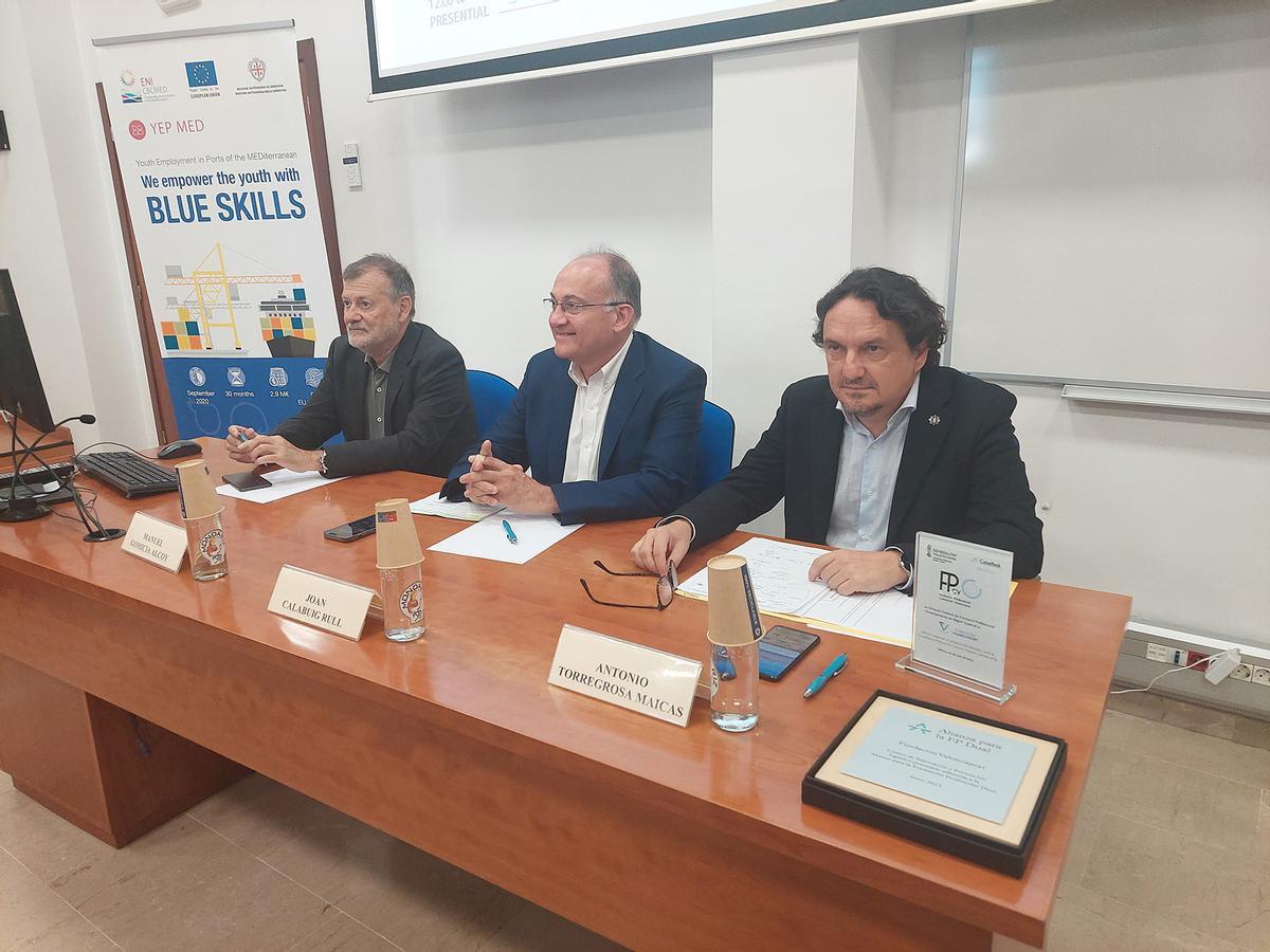 Manuel Gomicia, Director general de Formación Profesional y Enseñanzas de Régimen Especial de la Generalitat Valenciana; Joan Calabuig, presidente de la APV, y Antonio Torregrosa, director general de la Fundación Valenciaport.