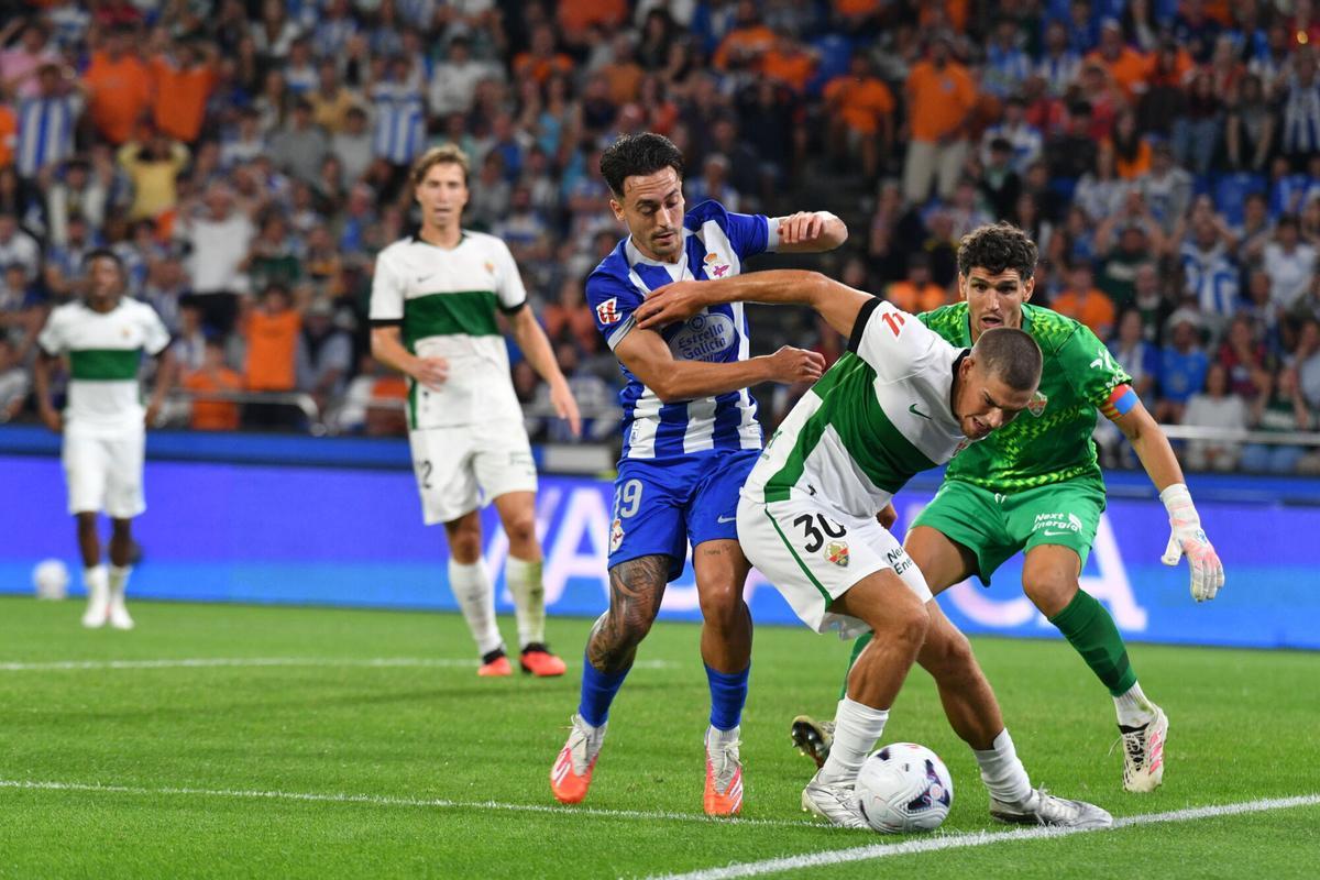 El regreso a Primera tras ocho años se salda con un empate ante un Elche con más peso. El golazo de Aubameyang y las paradas de Román no bastan y muestran la exigencia de la élite. El regreso a Primera tras ocho años se salda con un empate ante un Elche con más peso. El golazo de Aubameyang y las paradas de Román no bastan y muestran la exigencia de la élite.