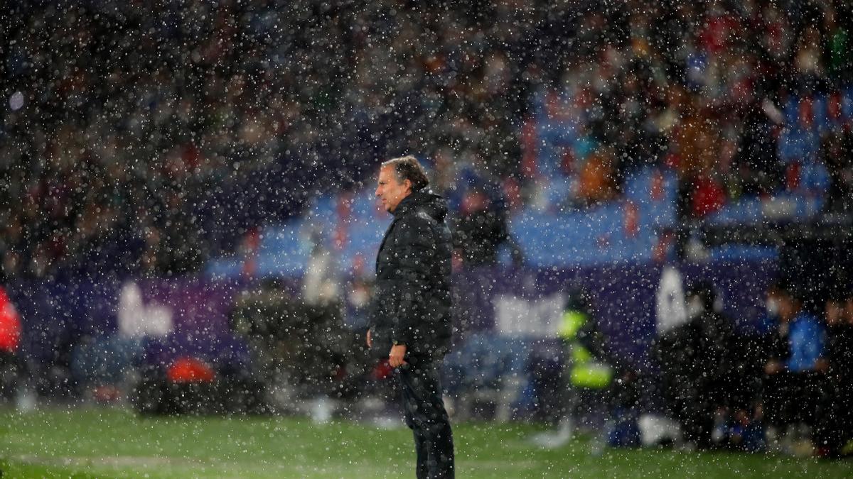 Javi Pereira, bajo la lluvia en el Ciutat de València