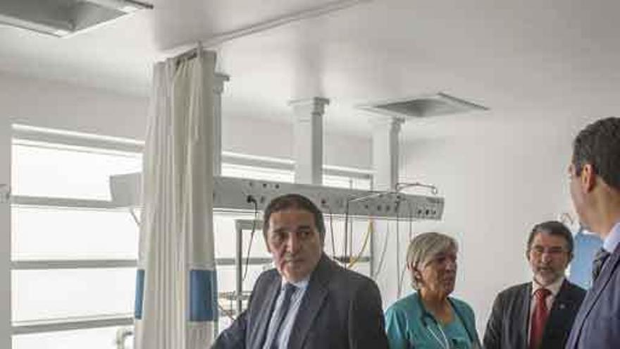 El consejero de Sanidad, José María Sáez, en uno de los boxes del Hospital en su visita a las instalaciones.