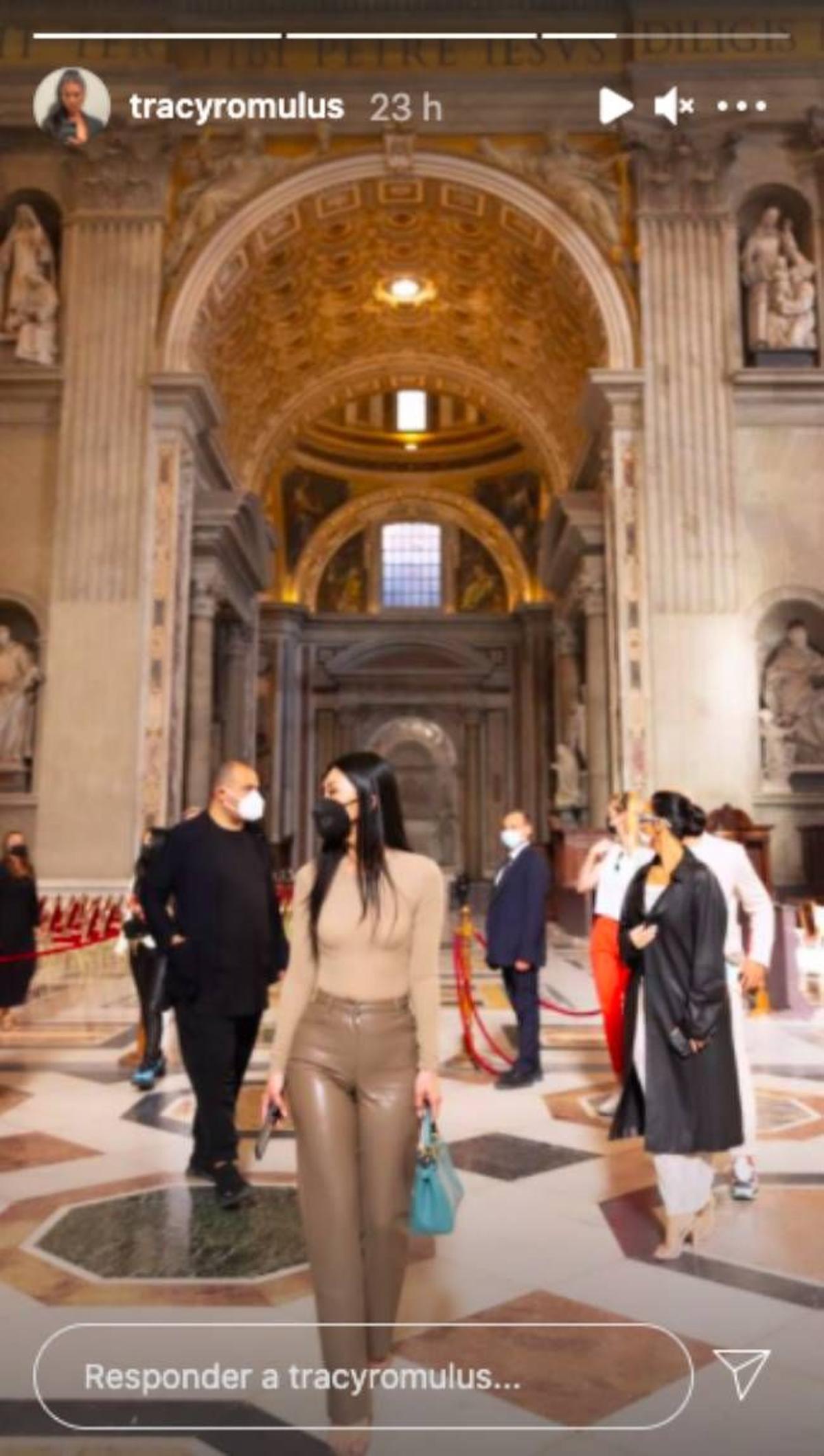 Tracy Romulus publica la vestimenta de Kim Kardashian en el Vaticano