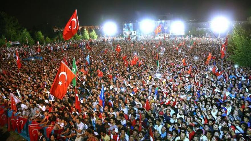 Miles de personas celebran en Turquía el primer aniversario del golpe de Estado fallido