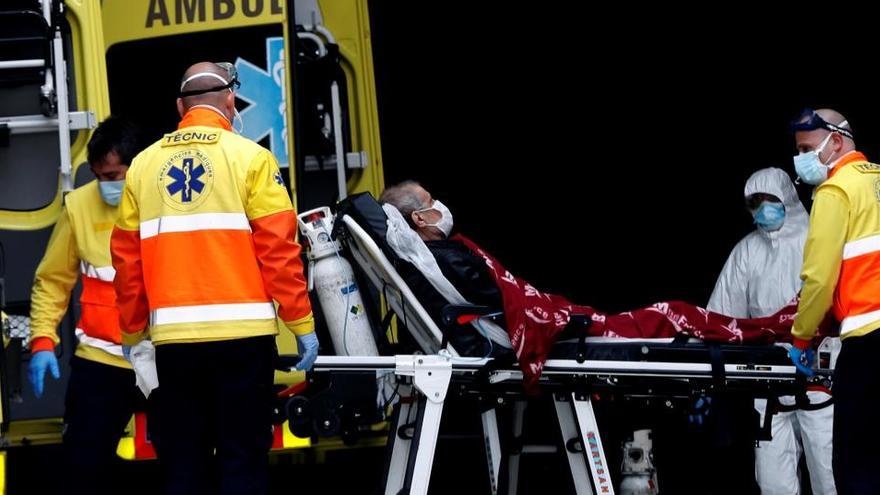 Personal sanitario traslada a un enfermo en la entrada de urgencias del Hospital de Bellvitge.