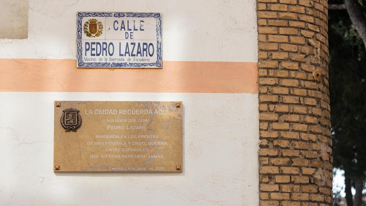 Placa colocada en la calle Pedro Lázaro.