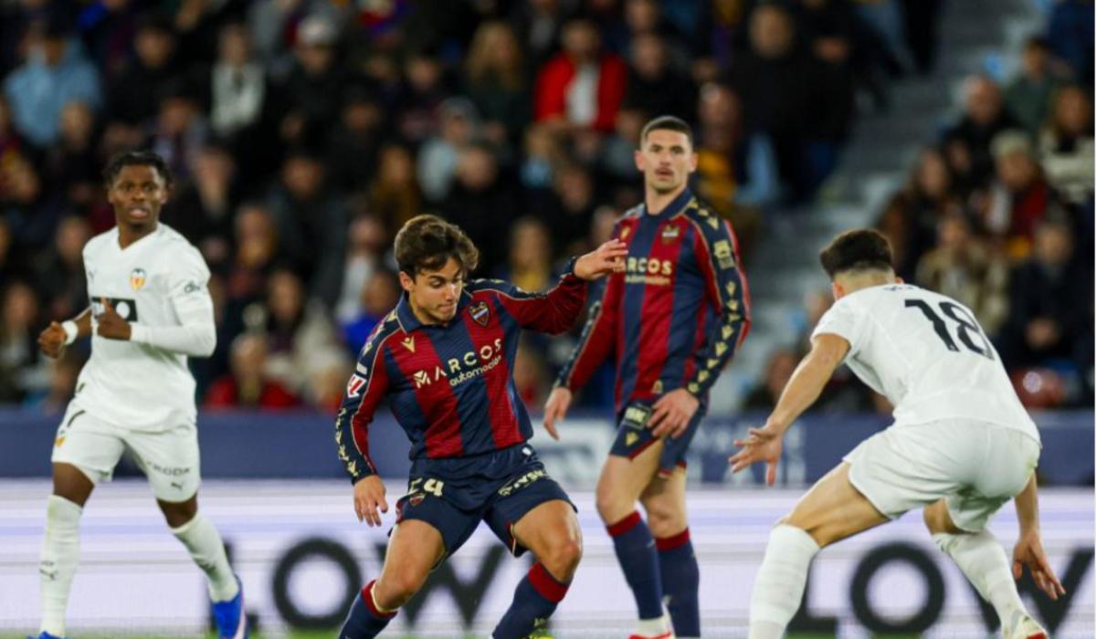 Carlos Álvarez conduciendo un balón ante el Valencia CF en el Ciutat de Valéncia