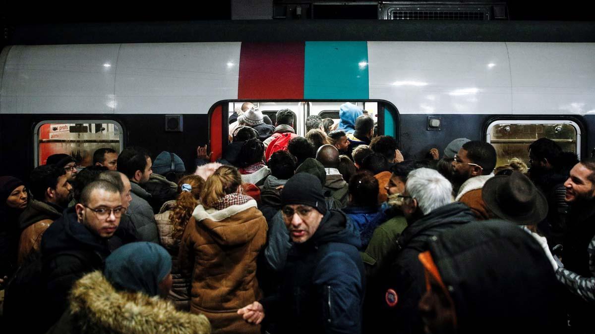 Aglomeraciones en los trenes de París por la huelga de transporte
