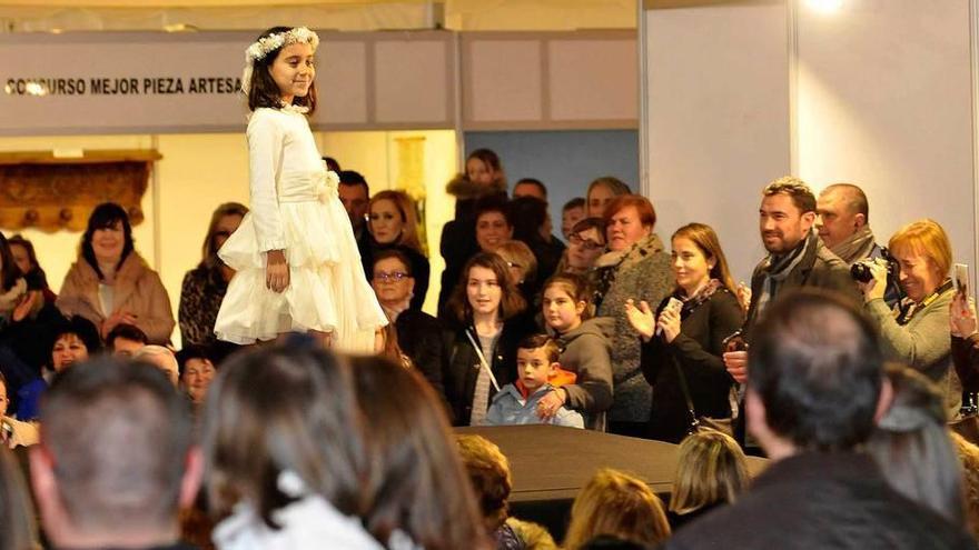 Un momento del desfile de moda que se organizó en la carpa del parque Jovellanos.