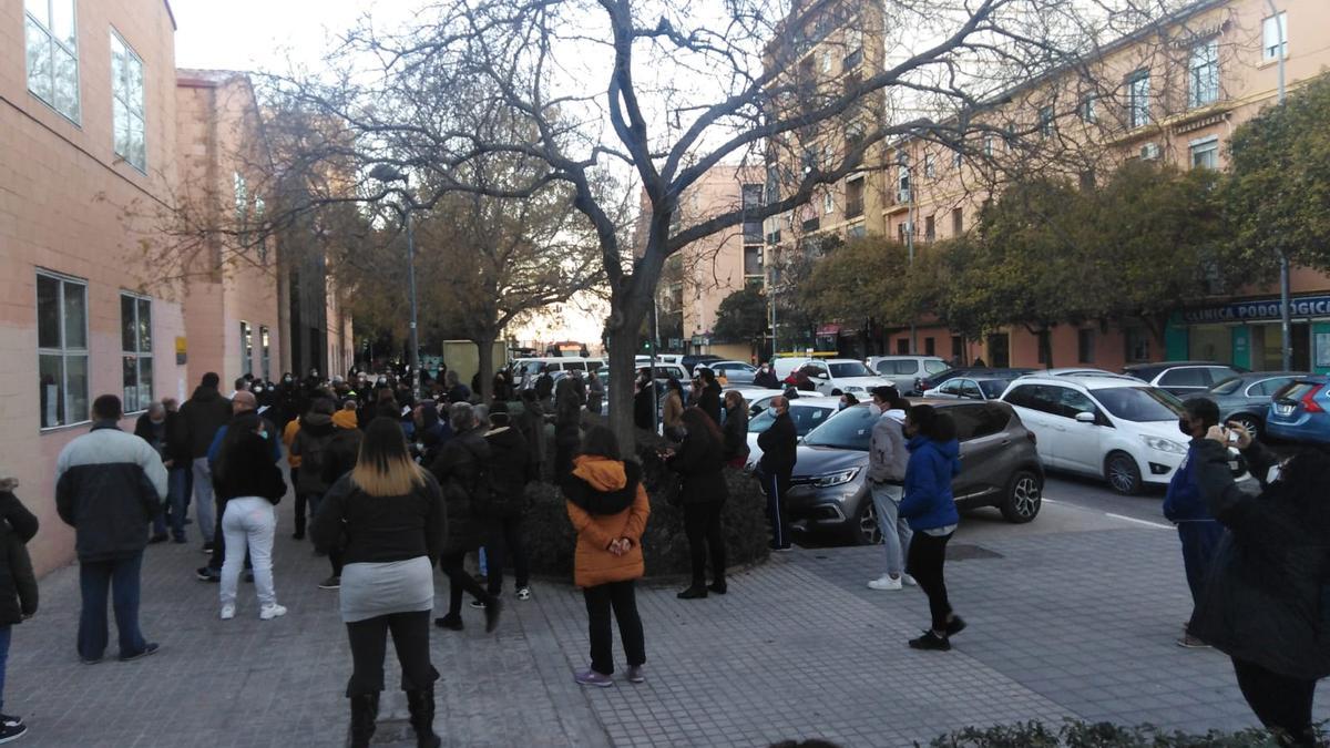 Colas en el centro de salud de Torrefiel para hacerse pruebas PCR