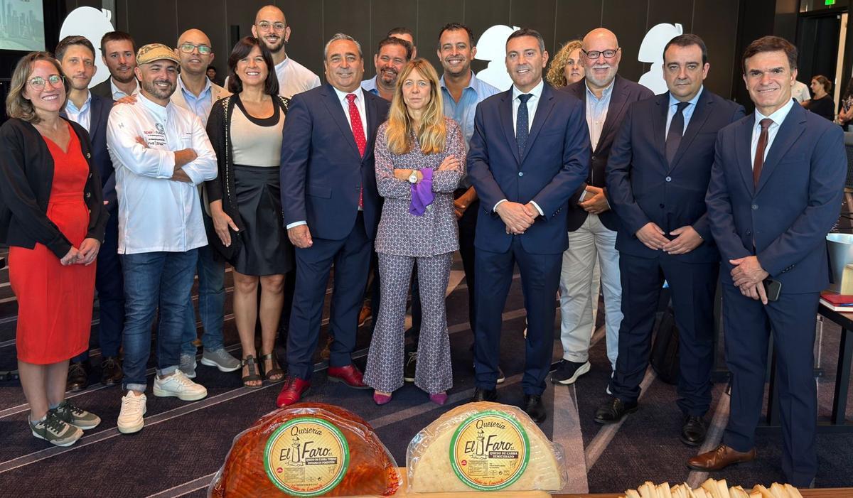 La misión comercial de Lanzarote, con algunos productos del sector primario, y, tercero por la derecha, Oswaldo Betancor, junto a Verónica Samper, consejera del ICEX en Nueva York .