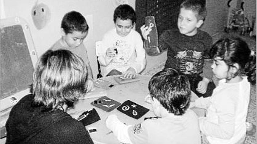 Un grup d&#039;infants de la Balconada participant en un taller de treballs manuals a la ludoteca Les Formigues