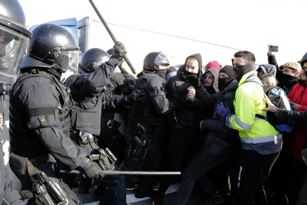 Els Mossos carreguen contra els manifestants a l'AP-7 a Medinyà