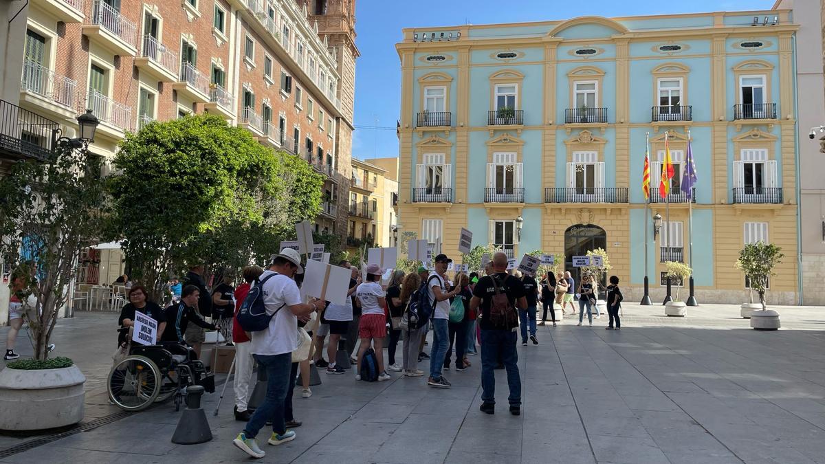 Usuarios y la AMPA Oriol frente al Palau de la Generalitat