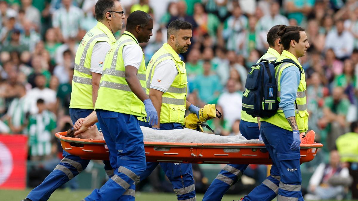 El defensa del Betis Diego Llorente es retirado en camilla, durante el partido de la LaLiga ante el Villarreal